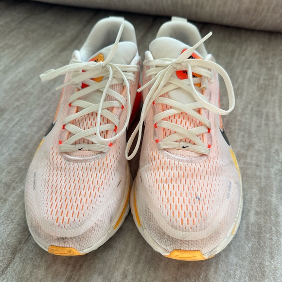 Nike Women's Vomero 18s - Picture 2 of 5